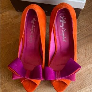 Bright suede pumps with platform.